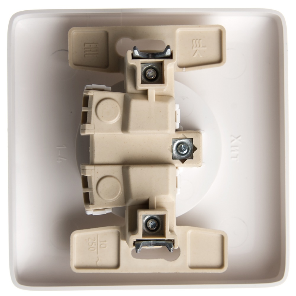 Р01. Розетка ХИТ RS10-135-B с/п со шторками белая (Systeme Electric)