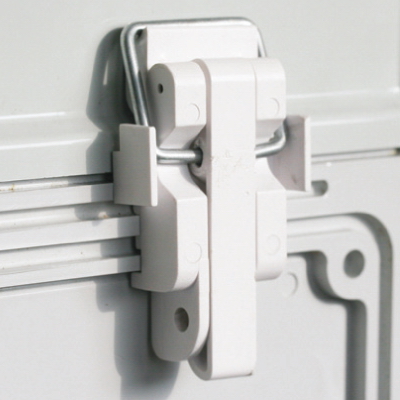 Е10. Комплект 502003 замка для крышек высотой 35 мм корпусов RAM  (ДКС)