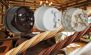 Деревянное домостроение — кабель и электроустановочные изделия в стиле «ретро»